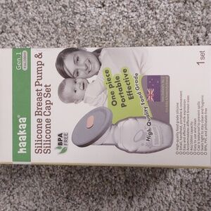 haakaa Silicone Breast Pump & Silicone Cap Set